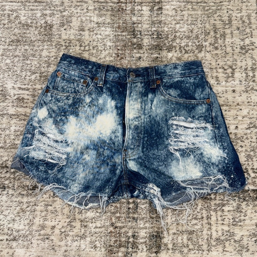 Levi 501 shorts - bleached and distressed (27/28)